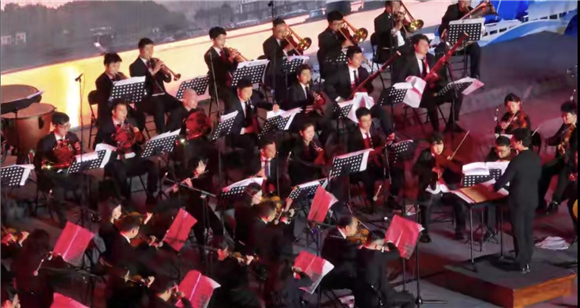 江上交響樂團正在演奏。開州宣傳部供圖 華龍網發