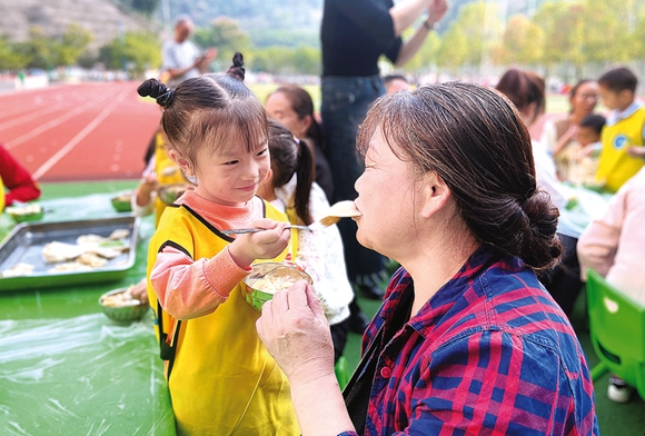 漢豐第八小學附設幼兒園的孩子給外婆分享親手包的餃子。開州區融媒體中心供圖 華龍網發