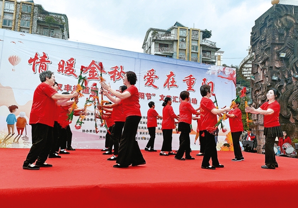 駟馬社區舉辦慶祝重陽節文藝表演活動。開州區融媒體中心供圖 華龍網發